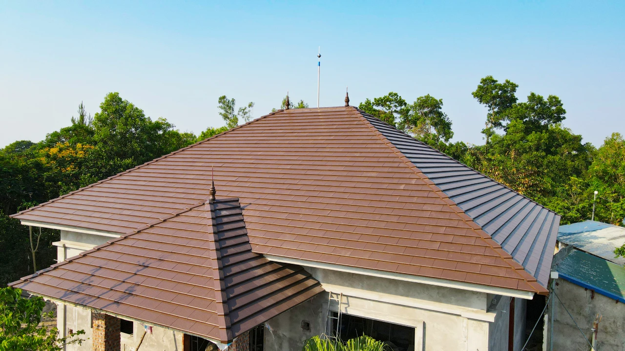 Ưu nhược điểm của ngói phẳng và ngói sóng